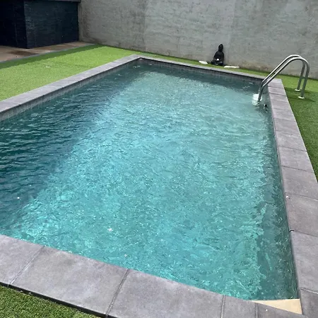 Single-story With Pool *